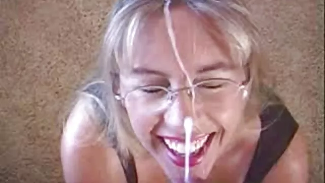 スキニーブロンドは彼女の本当の部屋で巨大なコックを吸う。 女性 エロ 動画