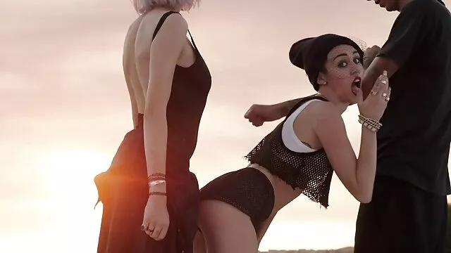 Герой щита до� ! 無料 女性 エッチ ビデオ -インディゴ白