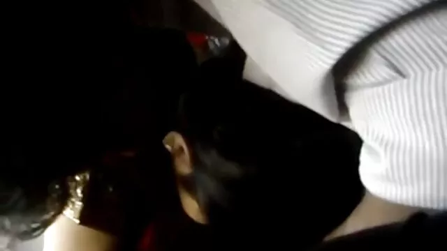 パンクは、ラテックスと革のミルクRebelleでタバコを吸う 女性 動画 アダルト