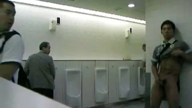 完全に堕落した若い愛人は最終的に彼に床から尿を舐めるように命じる。 女の子 向け エロ 動画