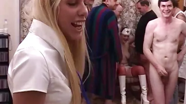 白いシャツの女性の美しい手コキ。 女性 用 エッチ 動画