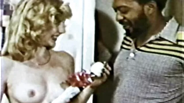 私の角質SHEMALE彼女は私にプレゼントを与えます。 ムータン アダルト