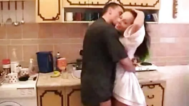 Худенькая блондинка 女 の 人 の エロ 動画 Jenny сосет и жсстко трахается с мужиком старше